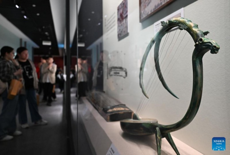 ?κθεση με θ?μα τι? δι?φορε? μουσικ?? κουλτο?ρε? κατ? μ?κο? του αρχα?ου Δρ?μου του Μεταξιο? πραγματοποι?θηκε στο Γκου?νγκτζου