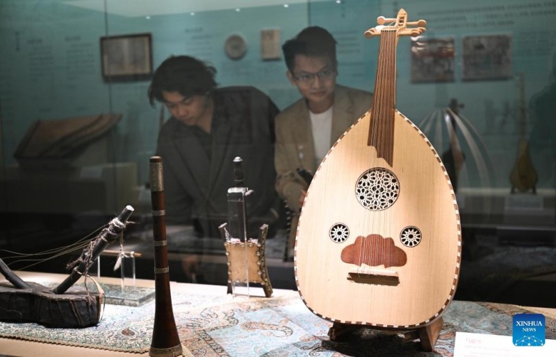 ?κθεση με θ?μα τι? δι?φορε? μουσικ?? κουλτο?ρε? κατ? μ?κο? του αρχα?ου Δρ?μου του Μεταξιο? πραγματοποι?θηκε στο Γκου?νγκτζου