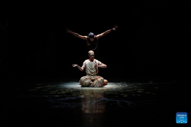 Καλλιτ?χνε? τη? Εθνικ?? Λυρικ?? Σκην?? τη? Κ?να? ερμηνε?ουν το χορευτικ? δρ?μα