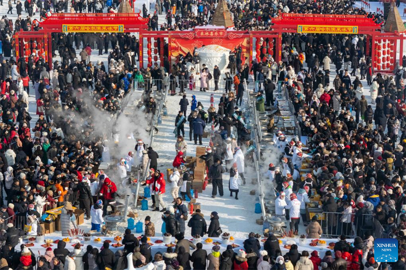 Μια αεροφωτογραφ?α που τραβ?χτηκε στι? 7 Δεκεμβρ?ου του 2025 δε?χνει ανθρ?που? να δοκιμ?ζουν φαγητ? στο φεστιβ?λ συλλογ?? π?γου στην π?λη Χαρμπ?ν τη? επαρχ?α? Χε?λονγκτζι?νγκ. (Φωτογραφ?α / Xinhua)