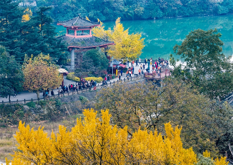 To Ντουτζιανγκγι?ν μαγε?ει του? τουρ?στε? με μια ?κρηξη χρωμ?των