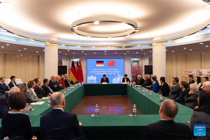 Ο Κιν?ζο? πρ?σβη? καλε? την Κ?να και τη Γερμαν?α να γρ?ψουν ?να ν?ο κεφ?λαιο φιλ?α?