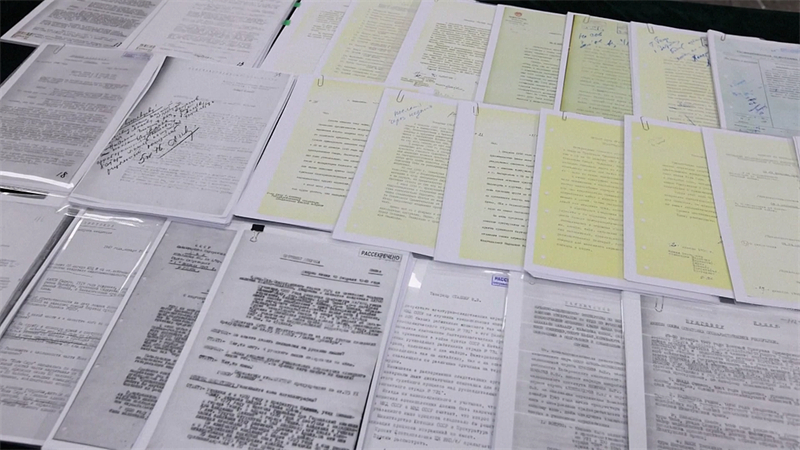 Αυτ? η αχρονολ?γητη φωτογραφ?α δε?χνει μερικ? αντ?γραφα αρχε?ου που παρε?χε η Ρωσ?α και σχετ?ζονται με την διαβ?ητη Μον?δα 731, μια ιαπωνικ? μον?δα μικροβιακο? πολ?μου που ?δρασε κατ? τη δι?ρκεια του Β' Παγκοσμ?ου Πολ?μου. Η Κ?να ?λαβε μια σειρ? αποδεικτικ?ν στοιχε?ων που παρε?χε η Ρωσ?α και σχετ?ζονται με την διαβ?ητη Μον?δα 731, σ?μφωνα με ανακο?νωση των Κεντρικ?ν Αρχε?ων τη? Κ?να? στι? 13 Δεκεμβρ?ου 2025.